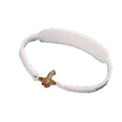 COLLARE REGGICANNULA PER TRACHEOTOMIZZATI. REGOLABILE DA ENTRAMBI I LATI TRAMITE ADESIVO IN VELCRO. PRODOTTO IN POLIAMMIDE. MISU