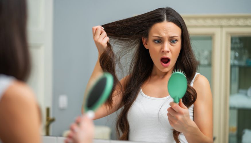 Immagine Caduta dei capelli nelle donne: integratori anticaduta e cause
