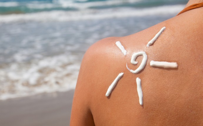 COME PROTEGGERE LA PELLE DAL SOLE