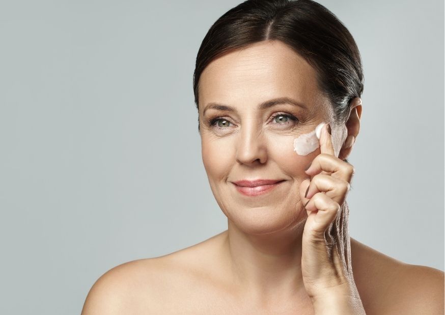 Come ringiovanire il viso in modo naturale? Prodotti e creme