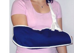 REGGIBRACCIO SEMPLICE MISURA MEDIA. CONSENTE L'IMMOBILIZZAZIONE IN POSIZIONE CORRETTA DEL BRACCIO NEI CASI DI SLOGATURE, TRAUMI ED INGESSATURE. CON IMBOTTITURA PER APPOGGIO MANO - FARMACIA33