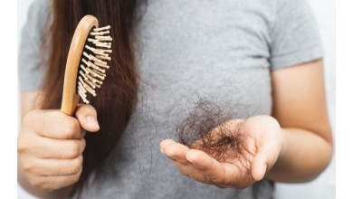 Caduta dei capelli nelle donne: integratori anticaduta e cause